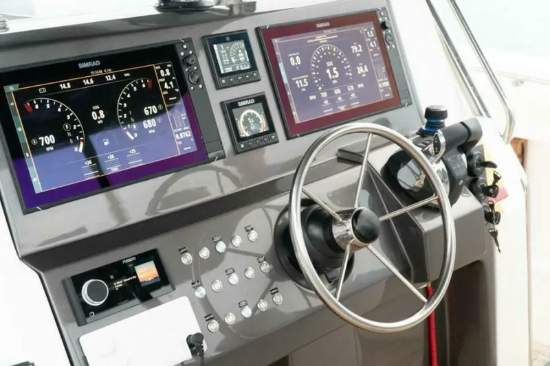 Slide: The Image of Fishing Raptor 390 Solarium 2025 - 5814249