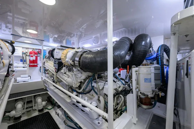 Slide: The Image of Starboard MTU 16v2000 M91 - 5817889