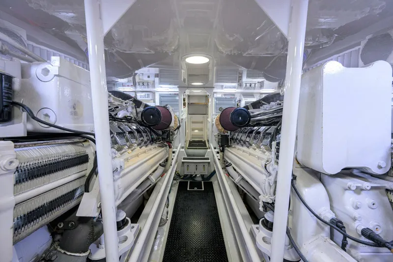 Slide: The Image of Center View Aft Between The MTUs, Oil Changing System - 5817897