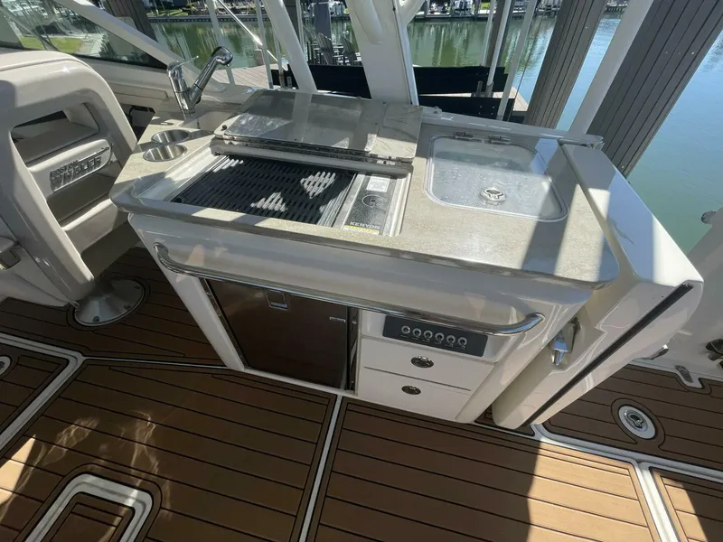 Slide: The Image of Boston Whaler 320 Vantage 2019 - 5815183