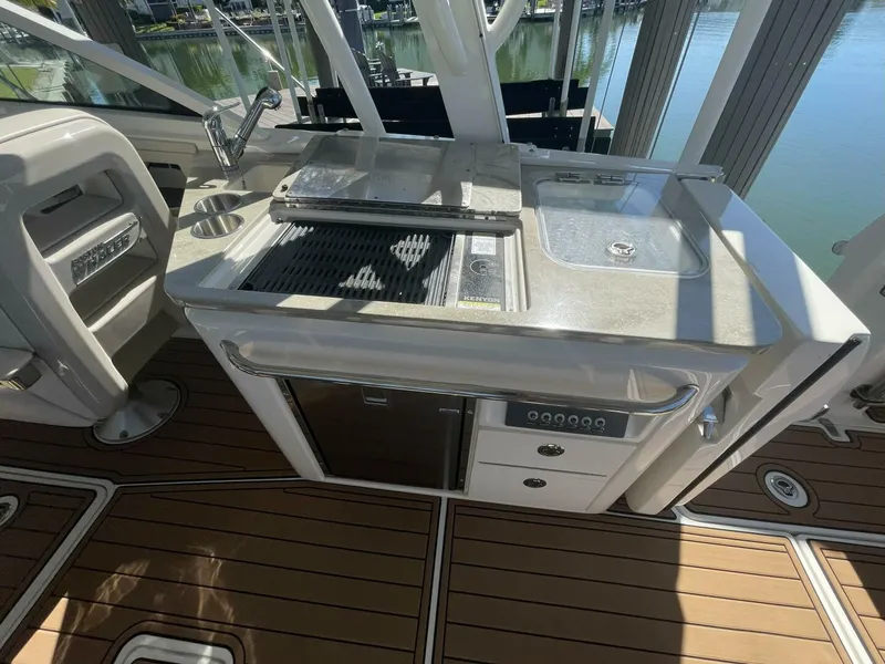 Slide: The Image of Boston Whaler 320 Vantage 2019 - 5815184