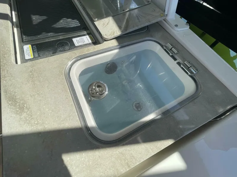 Slide: The Image of Boston Whaler 320 Vantage 2019 - 5815185