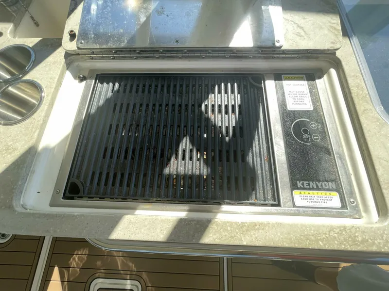 Slide: The Image of Boston Whaler 320 Vantage 2019 - 5815186