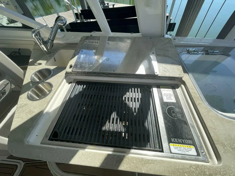 Slide: The Image of Boston Whaler 320 Vantage 2019 - 5815187