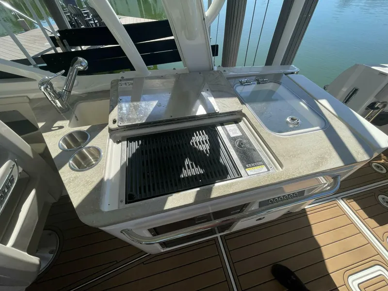 Slide: The Image of Boston Whaler 320 Vantage 2019 - 5815188