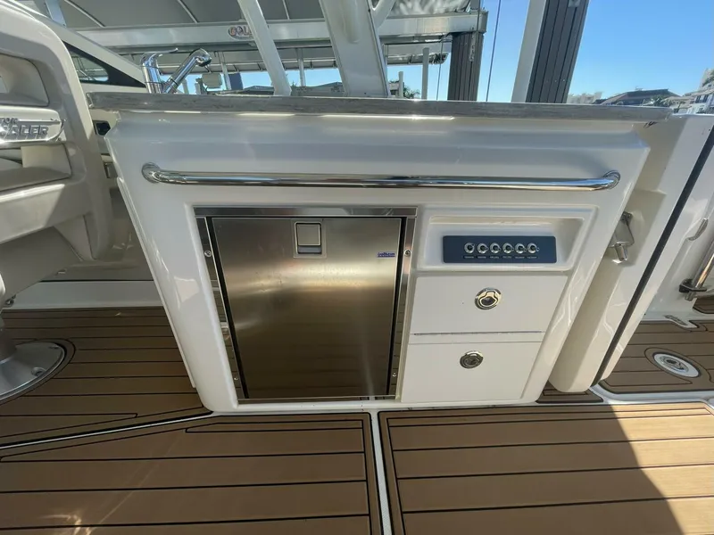 Slide: The Image of Boston Whaler 320 Vantage 2019 - 5815189