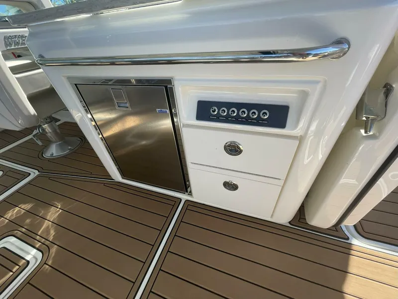 Slide: The Image of Boston Whaler 320 Vantage 2019 - 5815190