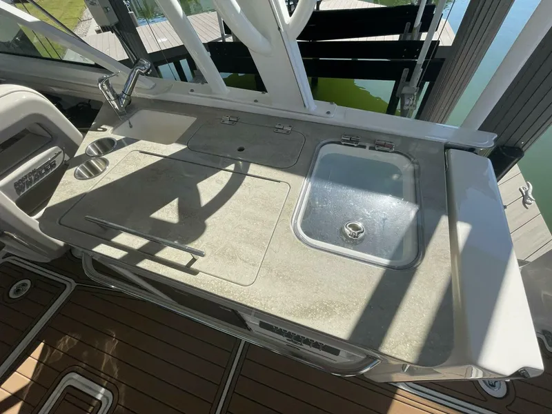 Slide: The Image of Boston Whaler 320 Vantage 2019 - 5815191