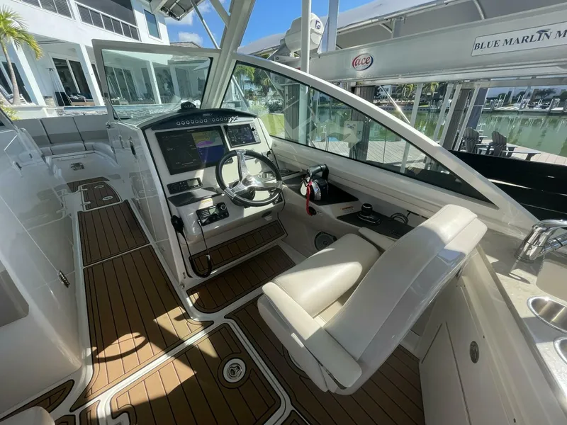 Slide: The Image of Boston Whaler 320 Vantage 2019 - 5815193