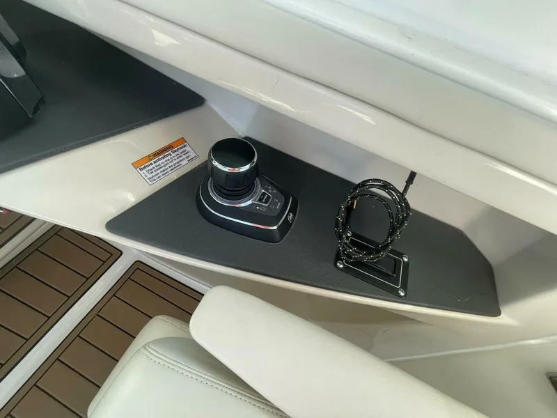 Slide: The Image of Boston Whaler 320 Vantage 2019 - 5815195