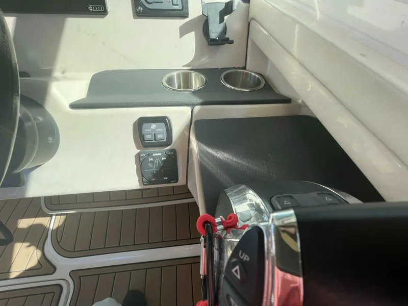 Slide: The Image of Boston Whaler 320 Vantage 2019 - 5815196