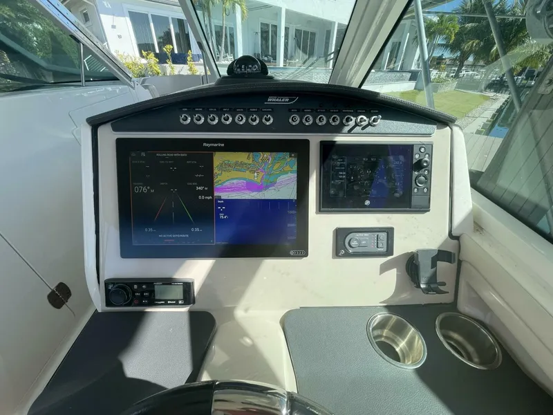 Slide: The Image of Boston Whaler 320 Vantage 2019 - 5815197