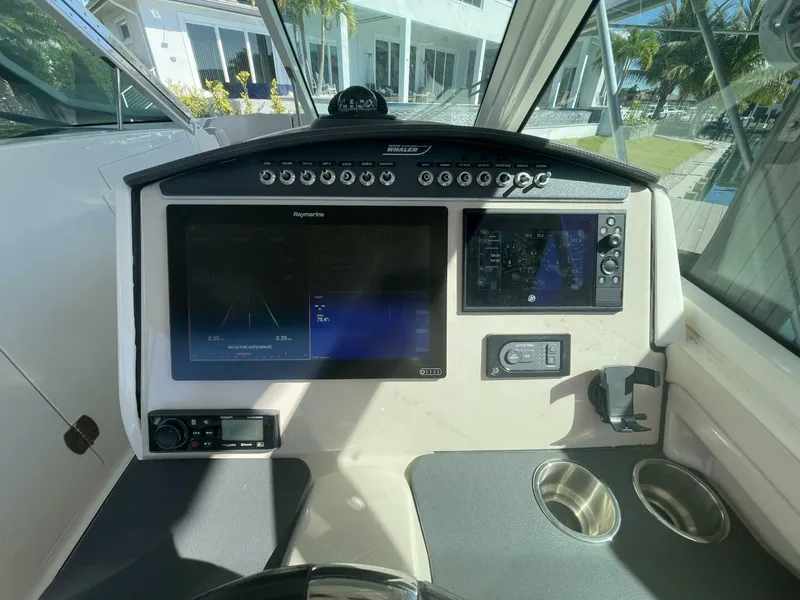 Slide: The Image of Boston Whaler 320 Vantage 2019 - 5815198