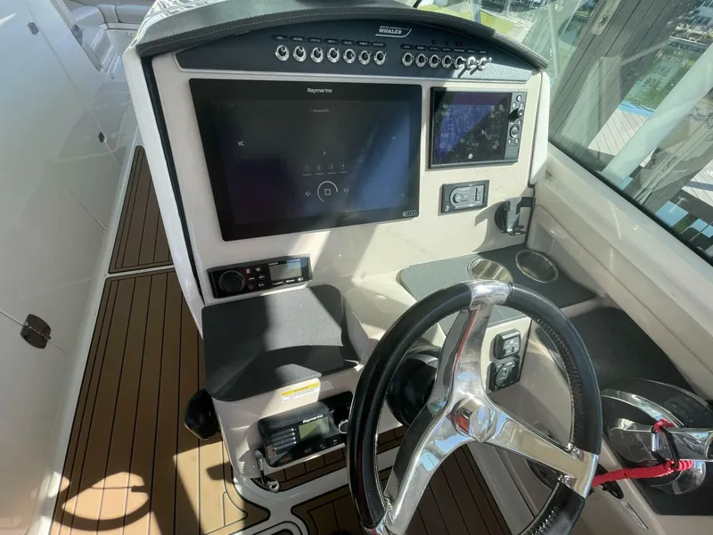 Slide: The Image of Boston Whaler 320 Vantage 2019 - 5815199