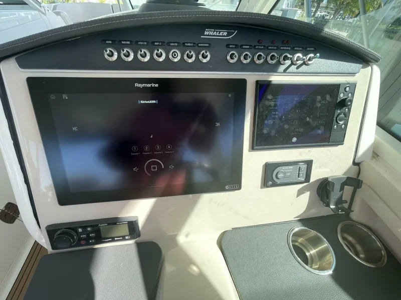 Slide: The Image of Boston Whaler 320 Vantage 2019 - 5815200