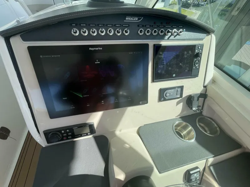 Slide: The Image of Boston Whaler 320 Vantage 2019 - 5815201