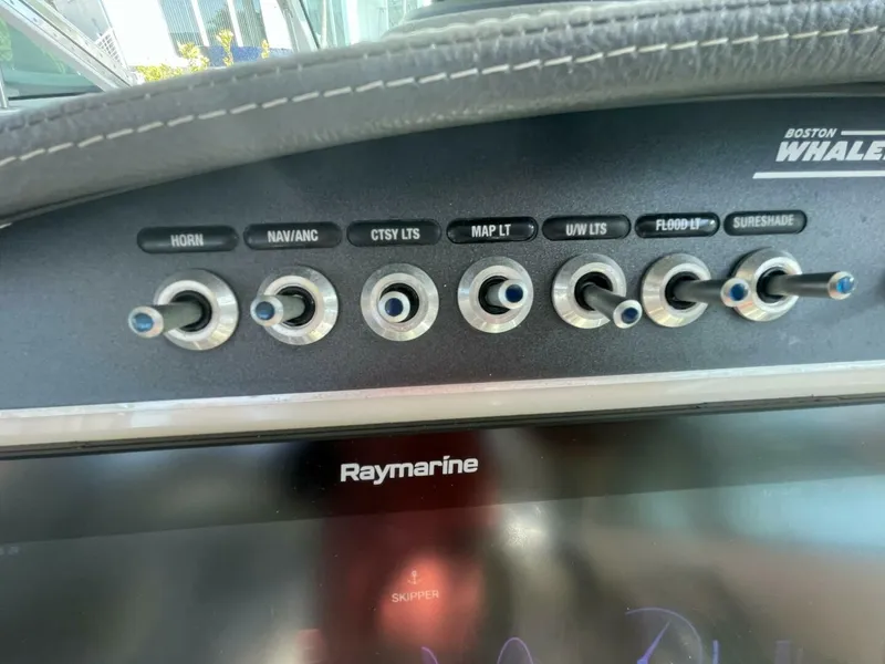 Slide: The Image of Boston Whaler 320 Vantage 2019 - 5815202