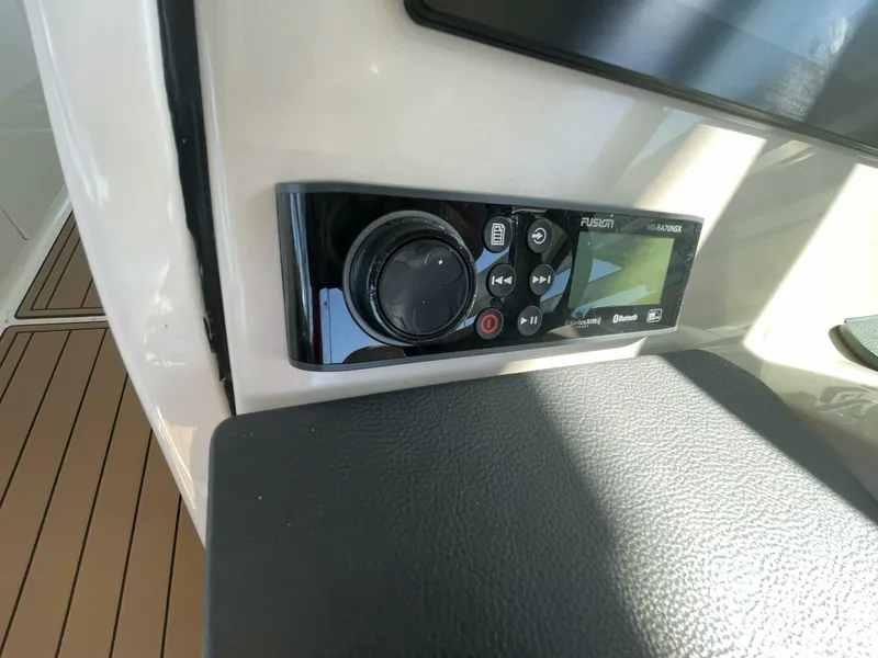 Slide: The Image of Boston Whaler 320 Vantage 2019 - 5815204