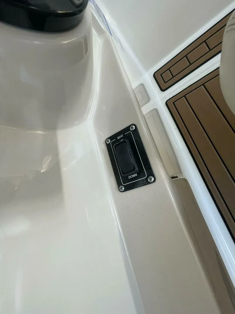 Slide: The Image of Boston Whaler 320 Vantage 2019 - 5815206