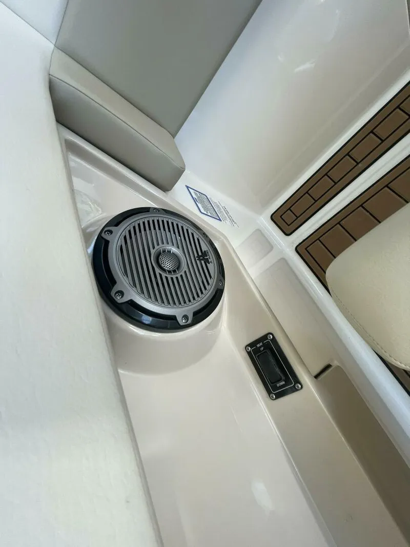 Slide: The Image of Boston Whaler 320 Vantage 2019 - 5815207