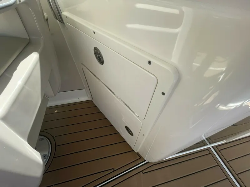 Slide: The Image of Boston Whaler 320 Vantage 2019 - 5815208