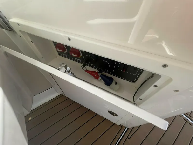 Slide: The Image of Boston Whaler 320 Vantage 2019 - 5815209