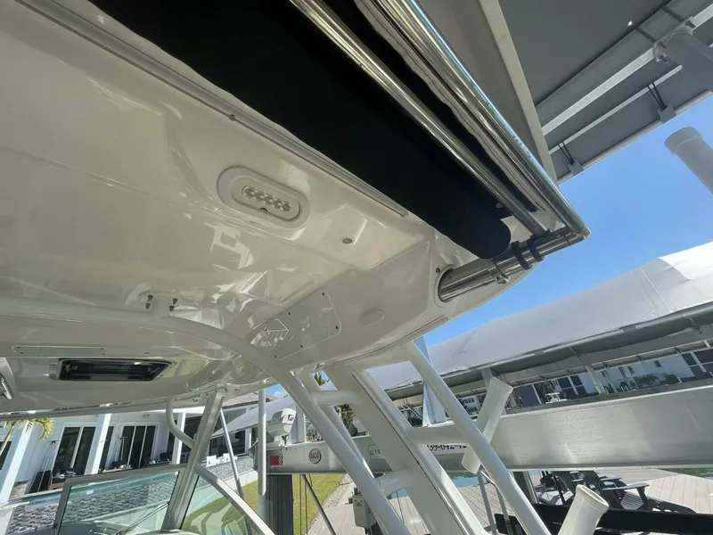 Slide: The Image of Boston Whaler 320 Vantage 2019 - 5815212