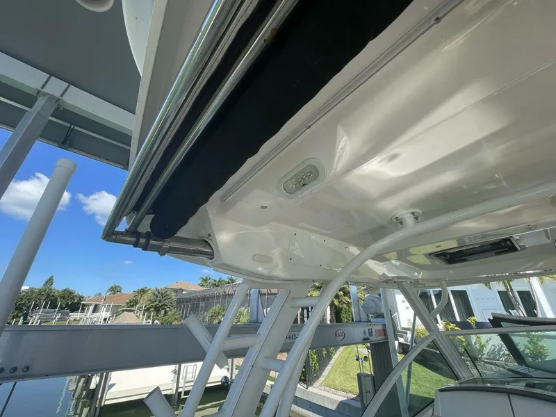 Slide: The Image of Boston Whaler 320 Vantage 2019 - 5815213