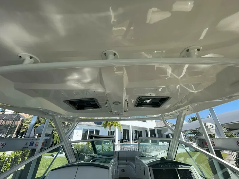 Slide: The Image of Boston Whaler 320 Vantage 2019 - 5815214