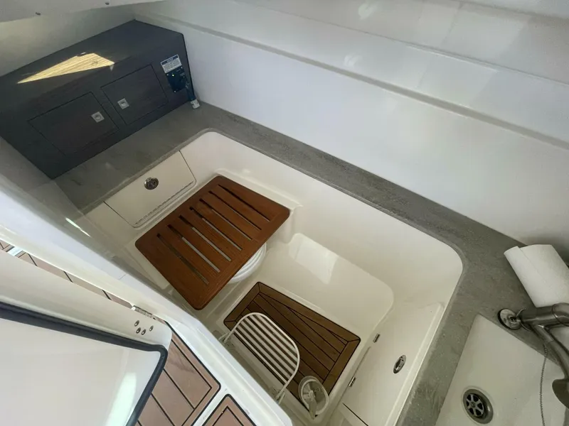 Slide: The Image of Boston Whaler 320 Vantage 2019 - 5815215