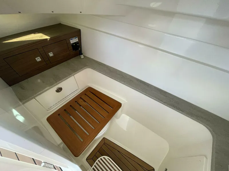 Slide: The Image of Boston Whaler 320 Vantage 2019 - 5815217