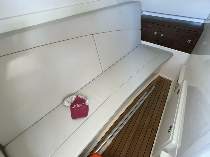 Slide: The Image of Boston Whaler 320 Vantage 2019 - 5815218