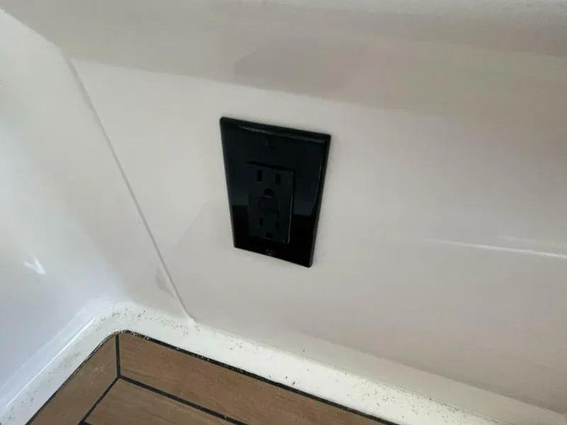 Slide: The Image of Boston Whaler 320 Vantage 2019 - 5815221