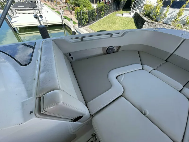 Slide: The Image of Boston Whaler 320 Vantage 2019 - 5815223