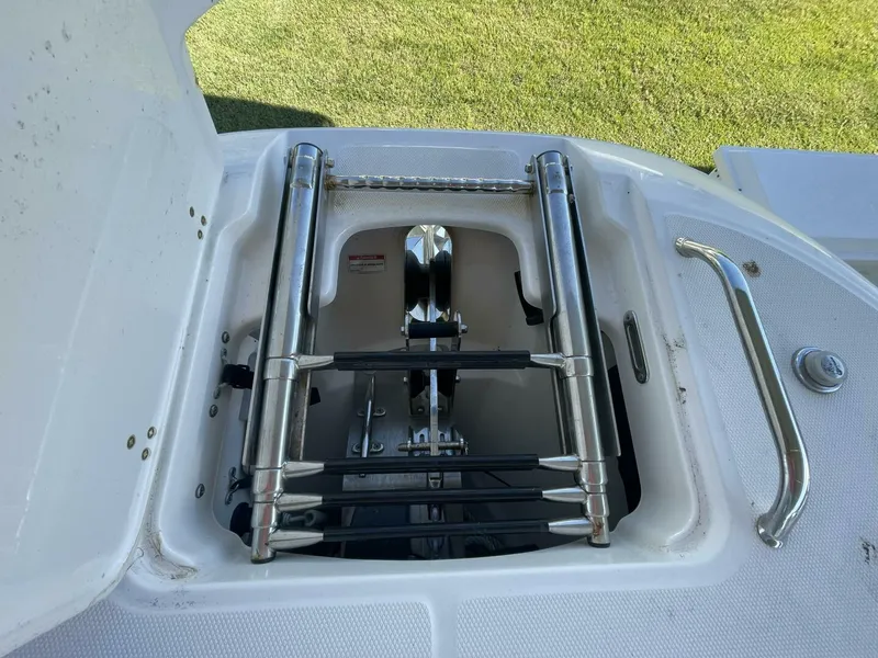 Slide: The Image of Boston Whaler 320 Vantage 2019 - 5815225