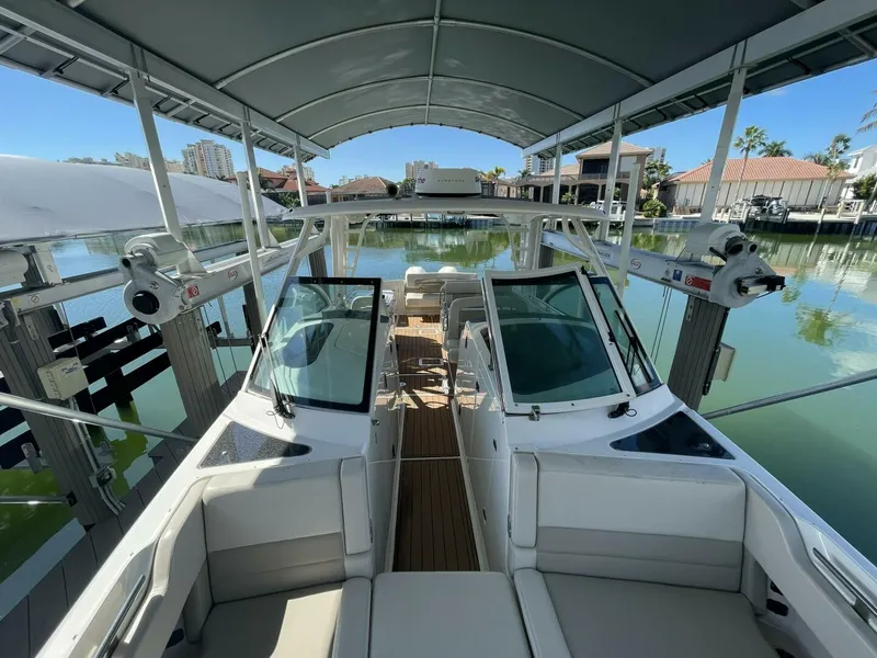Slide: The Image of Boston Whaler 320 Vantage 2019 - 5815226