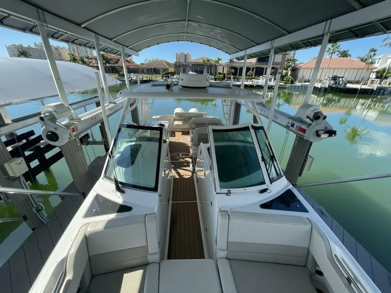 Slide: The Image of Boston Whaler 320 Vantage 2019 - 5815227