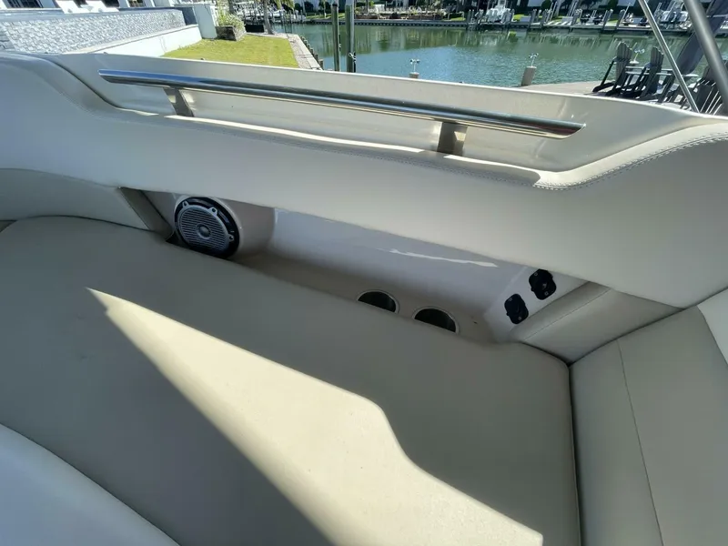 Slide: The Image of Boston Whaler 320 Vantage 2019 - 5815228