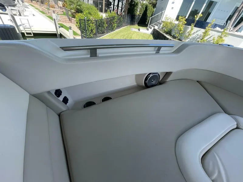 Slide: The Image of Boston Whaler 320 Vantage 2019 - 5815229