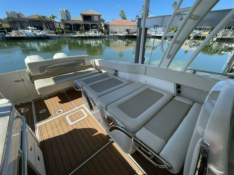 Slide: The Image of Boston Whaler 320 Vantage 2019 - 5815230