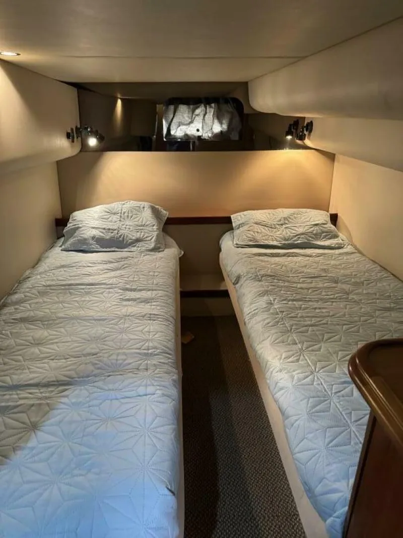 Slide: The Image of Cruisers Yachts 4270 2001 - 5818600