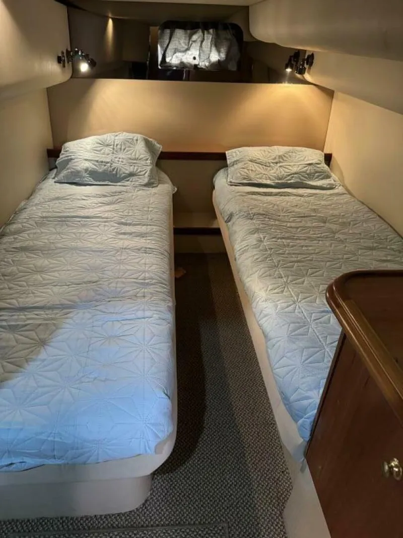 Slide: The Image of Cruisers Yachts 4270 2001 - 5818602