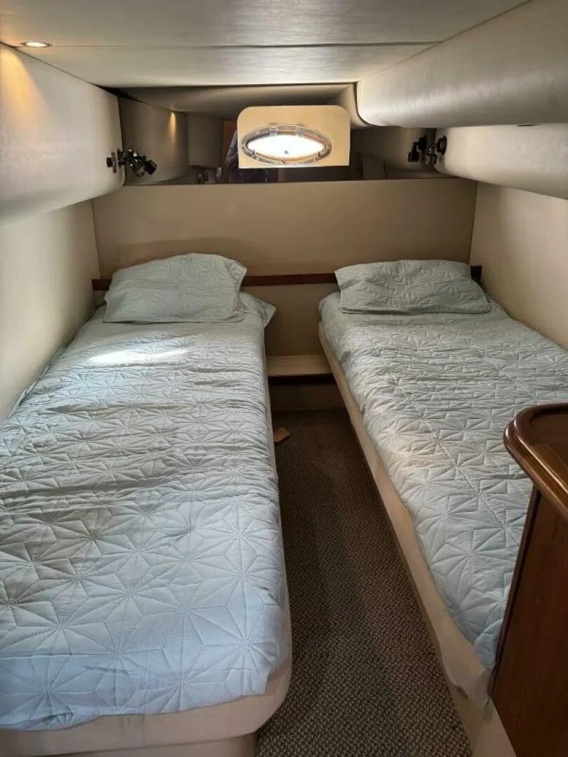 Slide: The Image of Cruisers Yachts 4270 2001 - 5818603