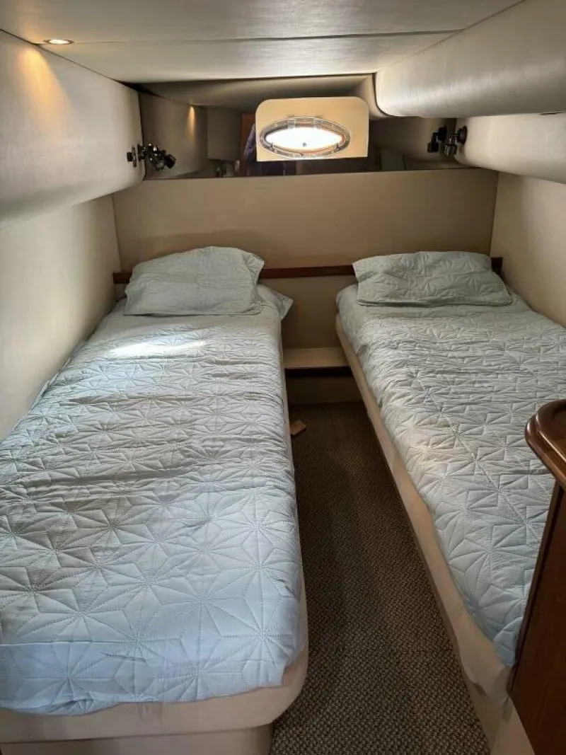 Slide: The Image of Cruisers Yachts 4270 2001 - 5818604