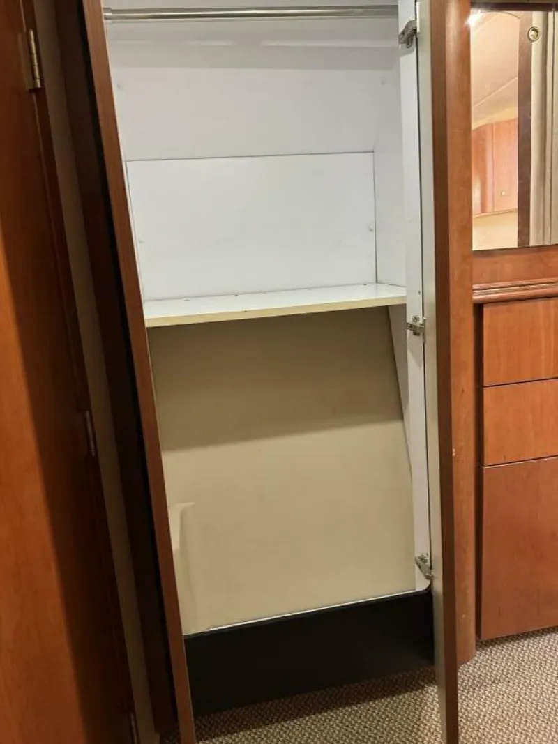 Slide: The Image of Cruisers Yachts 4270 2001 - 5818610