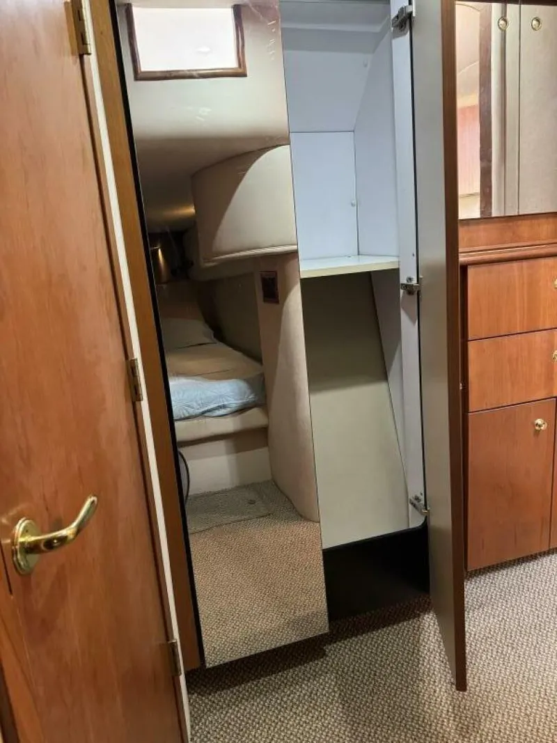 Slide: The Image of Cruisers Yachts 4270 2001 - 5818612