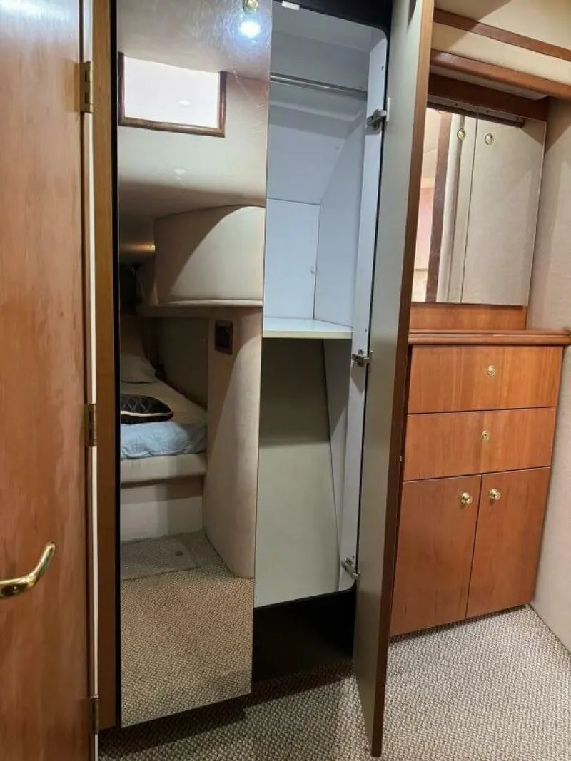 Slide: The Image of Cruisers Yachts 4270 2001 - 5818614