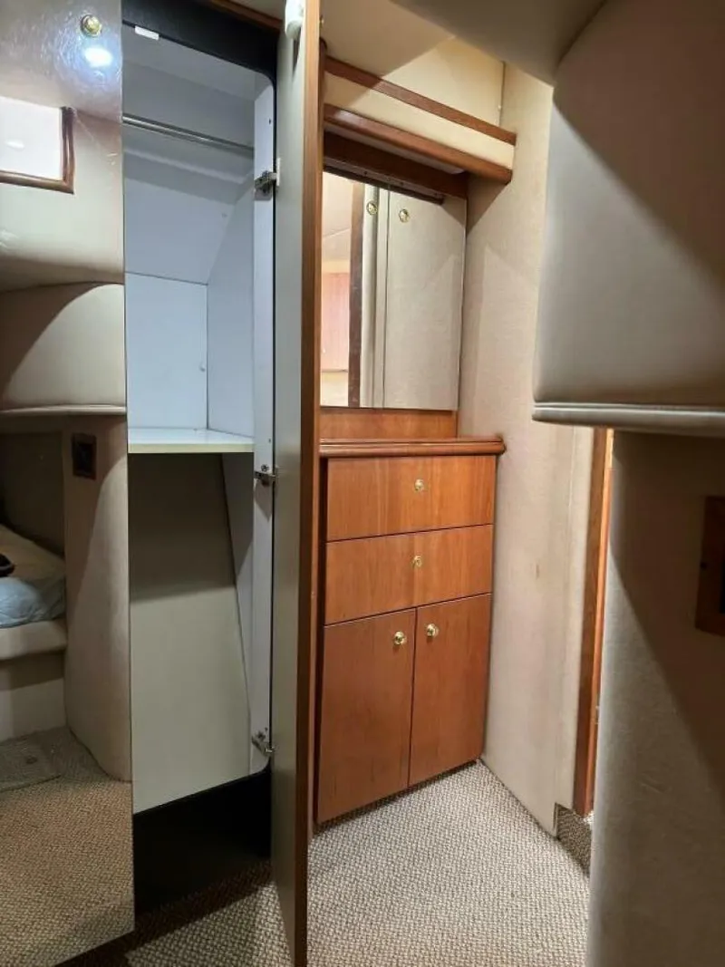 Slide: The Image of Cruisers Yachts 4270 2001 - 5818616