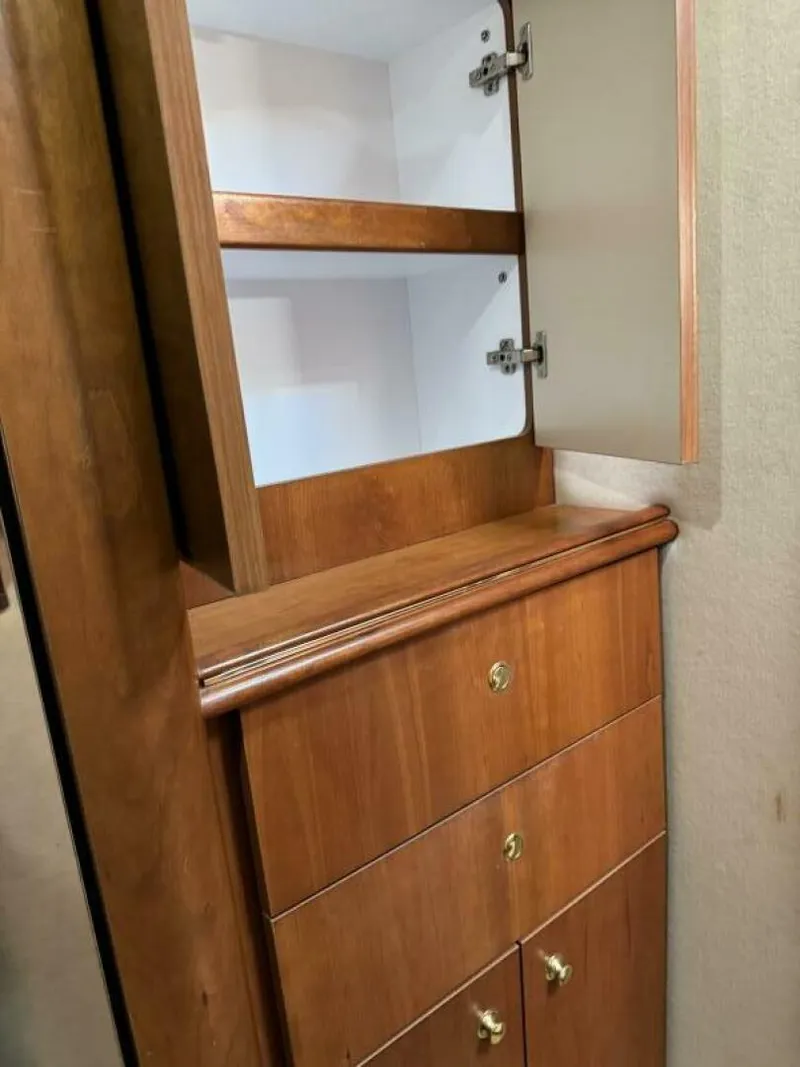 Slide: The Image of Cruisers Yachts 4270 2001 - 5818620