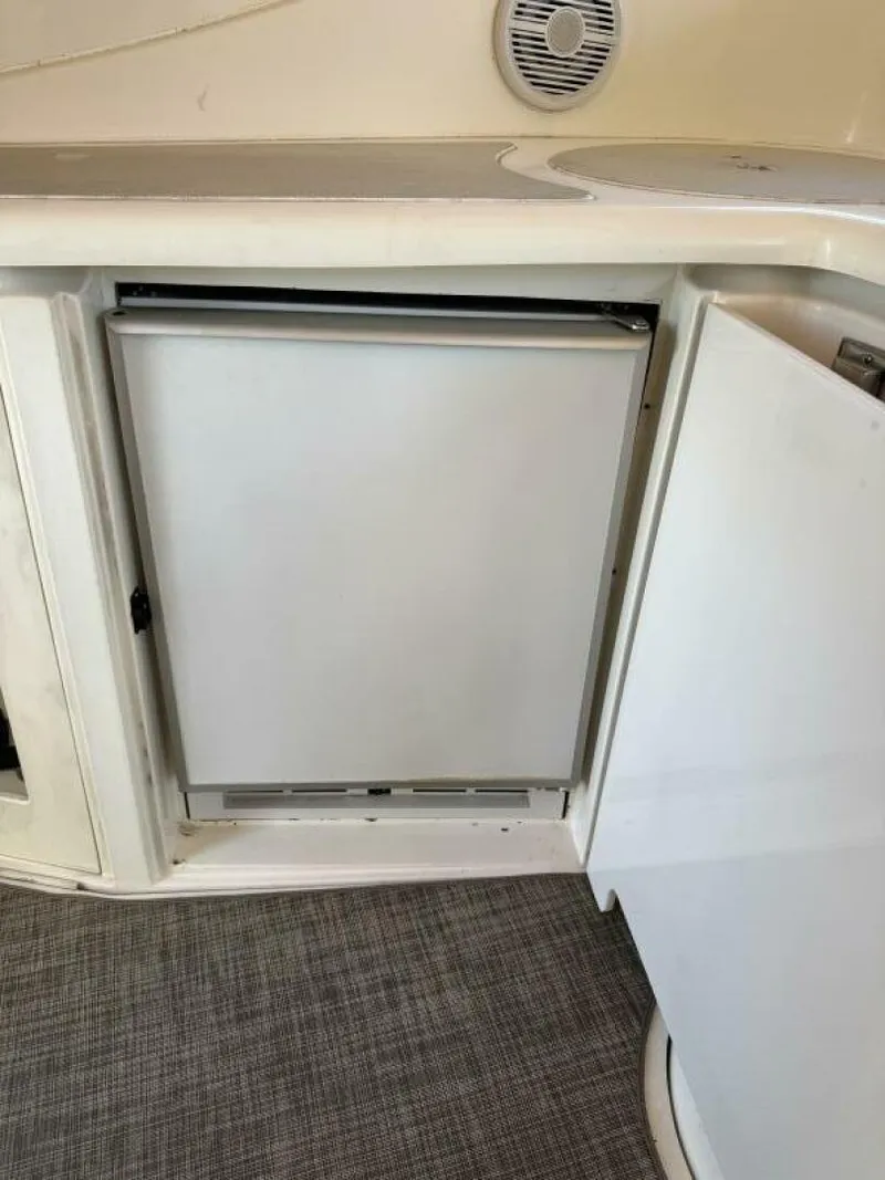 Slide: The Image of Cruisers Yachts 4270 2001 - 5818668